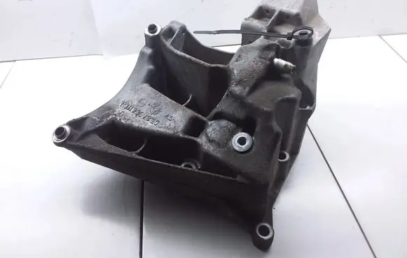 Mercedes-Benz CLK A208 C208 A/C compressor mount bracket R1112361330