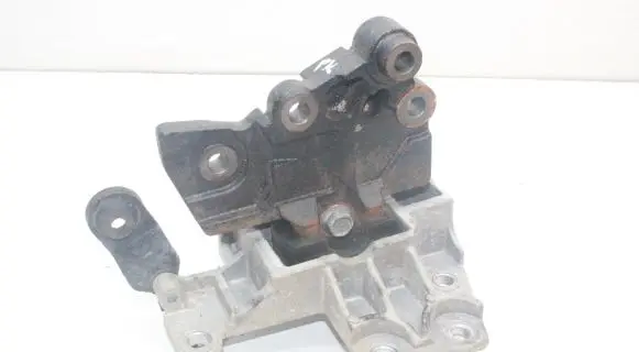 Nissan X-Trail T32 Engine mounting bracket