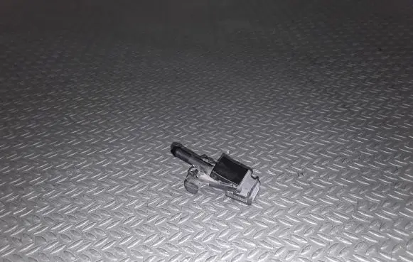 Volkswagen New Beetle Windshield washer spray nozzle 