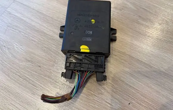 Mercedes-Benz E W211 Air suspension control unit module (rear) A2115450432 2115450432