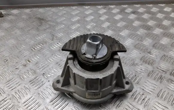 Mercedes-Benz CLS C218 X218 Engine mount bracket A2122403817