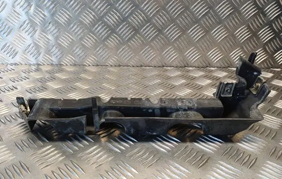 Front bumper mounting bracket