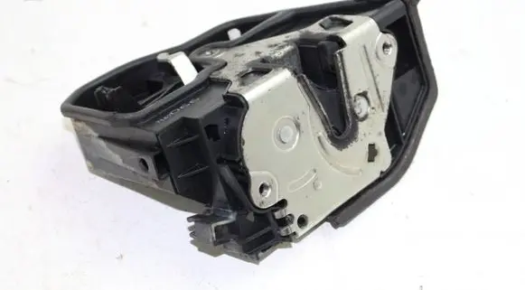 BMW X3 E83 Front door lock 7167066