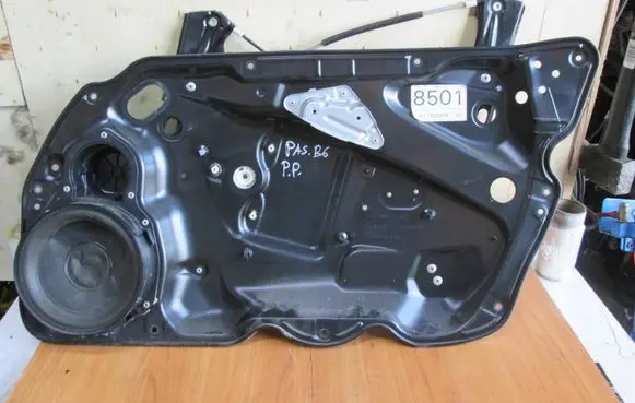 Volkswagen PASSAT B6 Front door window regulator with motor