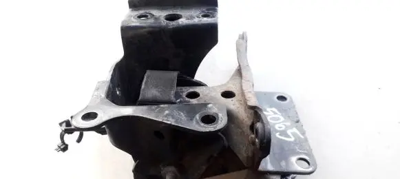 Nissan X-Trail T30 Engine mount bracket