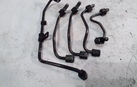 Fuel injector supply line/pipe