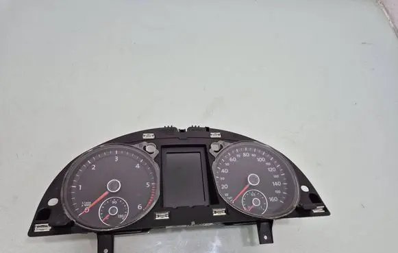 Volkswagen PASSAT B7 Speedometer (instrument cluster) 3AA920970E