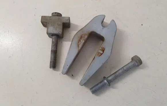 Subaru Outback (BS) Fuel Injector clamp holder