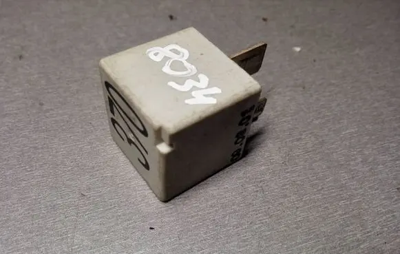 Volkswagen PASSAT B5.5 Other relay 8D0951253