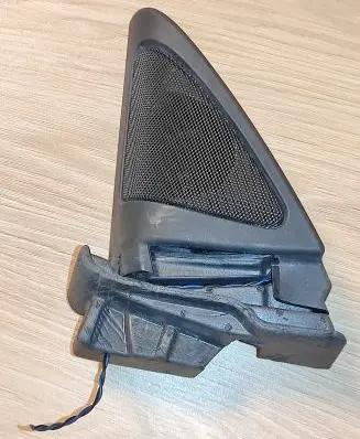 Front door high frequency speaker