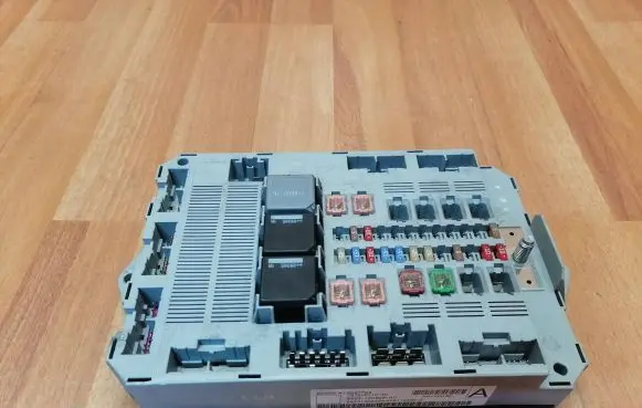Jaguar XF X250 Fuse module 9X2314D628AC 7370011040 BCMBA12247794
