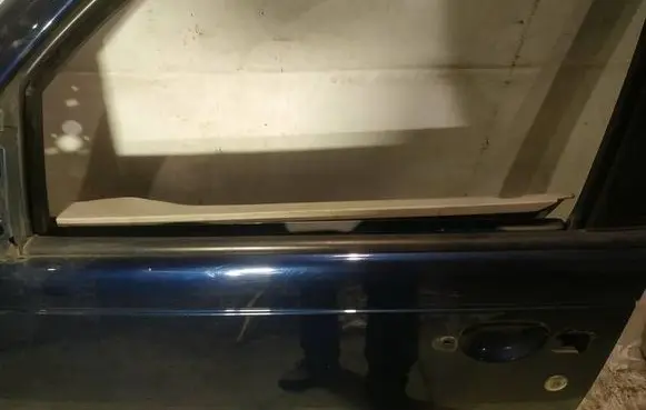 Chrysler PT Cruiser Front door glass trim molding 