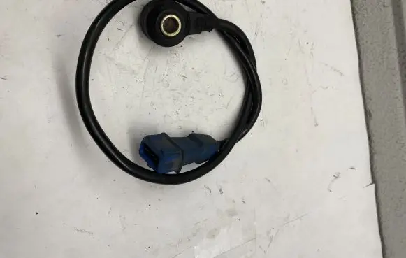 Audi A4 S4 B5 8D Detonation knock sensor 054905377