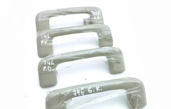 Mitsubishi Outlander A set of handles for the ceiling 