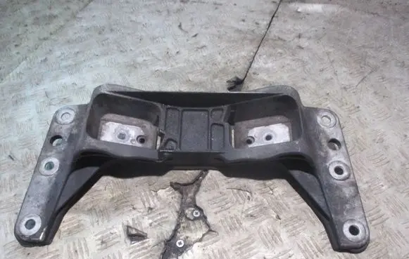 BMW 5 E60 E61 Gearbox mounting bracket 6761102 2231