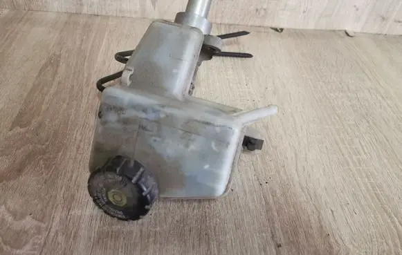 Opel Astra H Brake fluid reservoir 