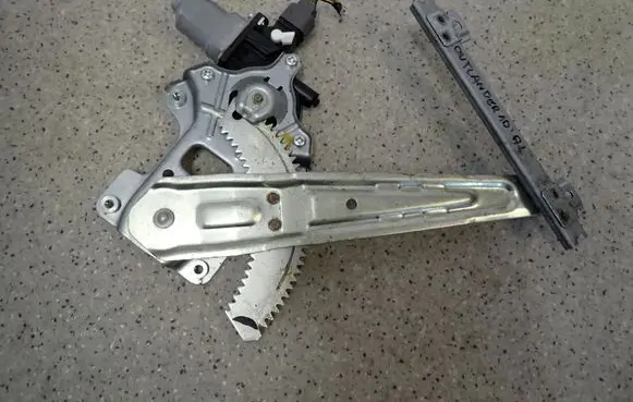 Mitsubishi Outlander Front door window regulator with motor