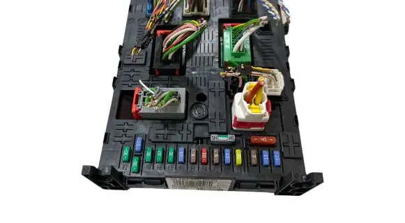 Peugeot Partner Fuse module 967847708001 20977771 NS11394400