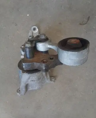 Honda Civic IX Engine mount bracket