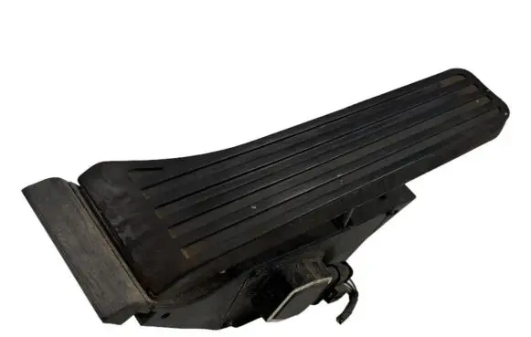 Mercedes-Benz E W212 Accelerator throttle pedal A2043000004 220211 0657V
