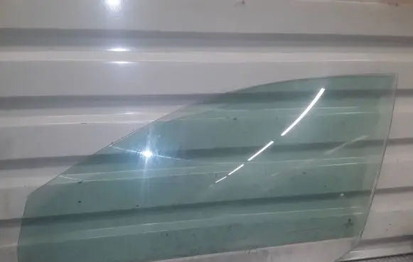 Volkswagen Golf V Front door window glass four-door 