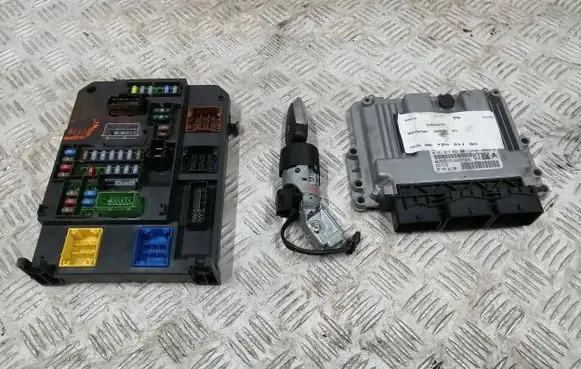 Citroen C4 II Engine control unit/module 0281017862 9677031180