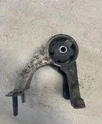 Toyota Avensis T220 Engine mount bracket