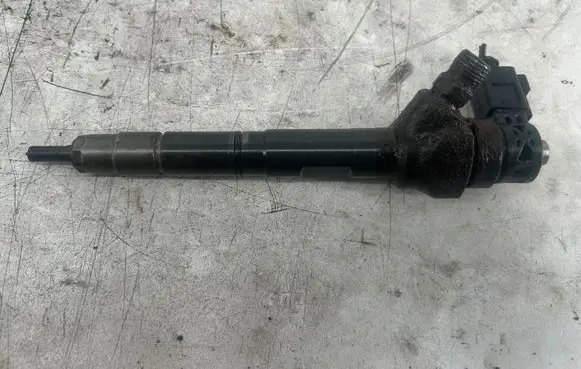 Volkswagen PASSAT B7 Fuel injector 0445110647