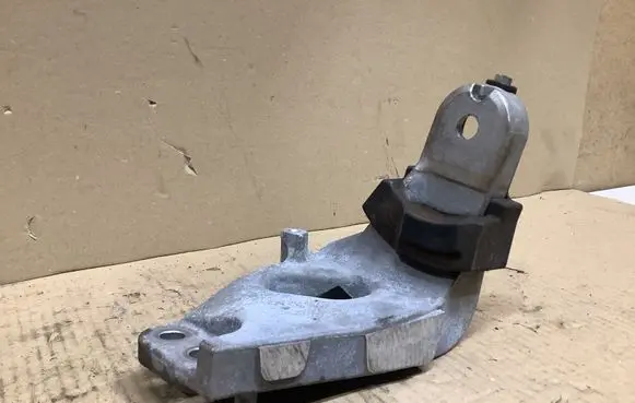 Lexus ES VII XZ10 Gearbox mounting bracket 