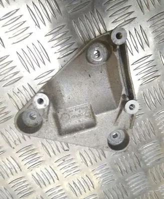 Opel Mokka Engine mounting bracket 55577637
