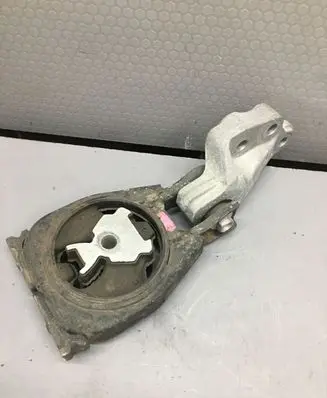 Mazda CX-30 Engine mount bracket
