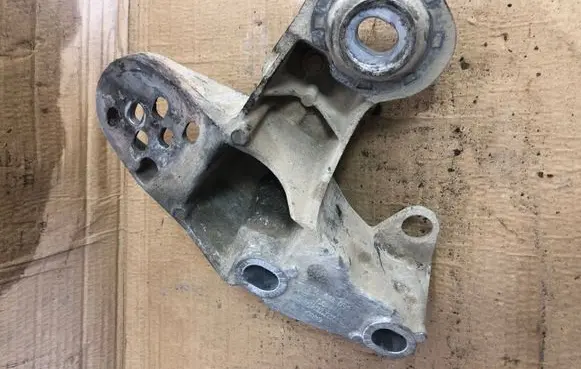 Skoda Superb B5 (3U) Engine mounting bracket 8E0199851