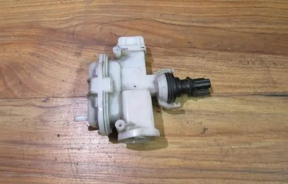 Volkswagen PASSAT B4 Central locking vacuum pump 357862153