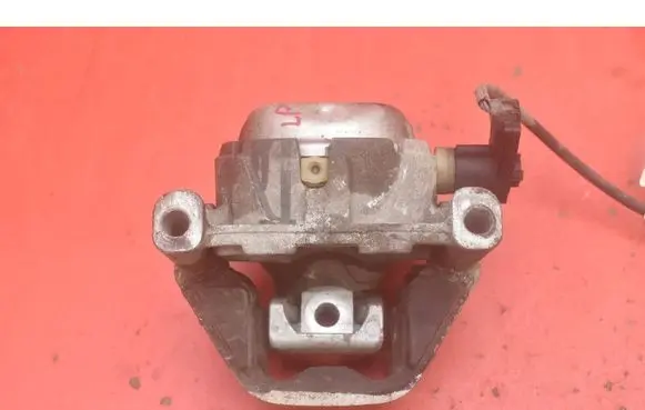 Engine mount vacuum valve