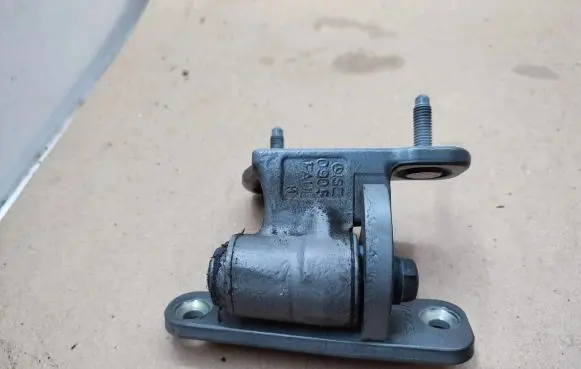 Mercedes-Benz E W212 Front door lower hinge 