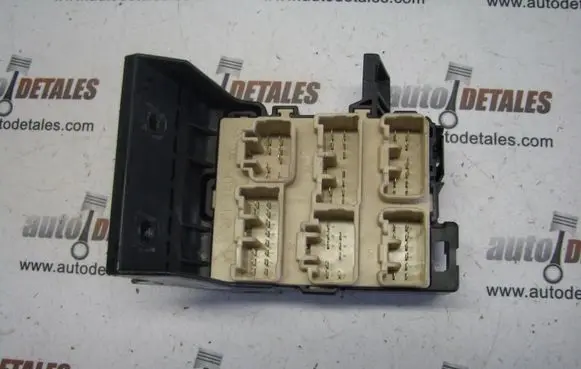 Toyota Avensis T250 Fuse module 8273405020