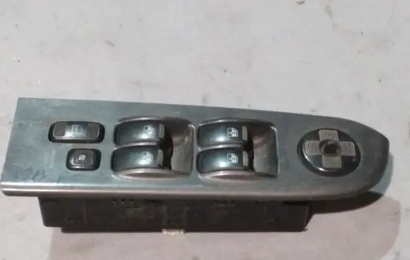 Hyundai Trajet Electric window control switch 620W03030