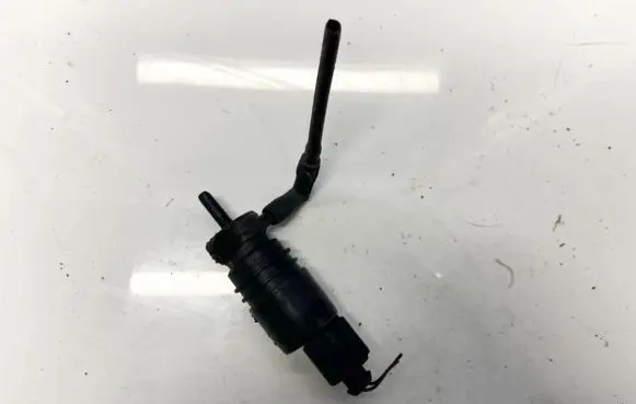 Volkswagen PASSAT B5 Windscreen/windshield washer pump