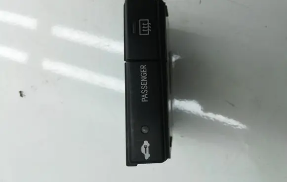 Toyota Avensis T250 Windscreen/window heater switch 8479005110D