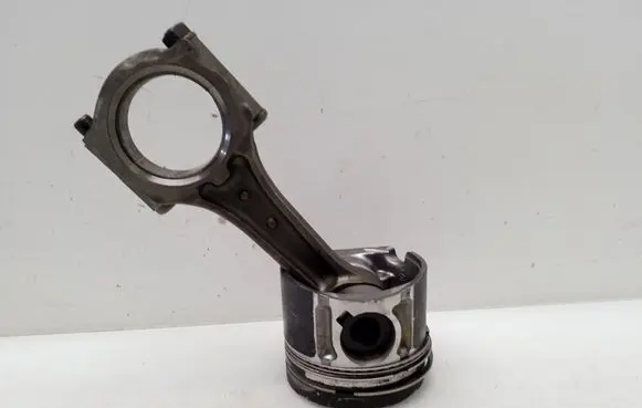 Opel Astra H Piston with connecting rod P885
