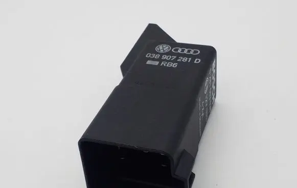Volkswagen Golf VI Glow plug pre-heat relay 038907281D 0281003038