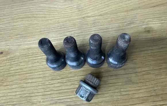 BMW 3 E90 E91 Anti-theft wheel nuts and lock 