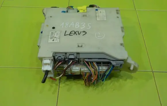 Lexus GS 300 350 430 450H Fuse box set 8273030A82 18AB35
