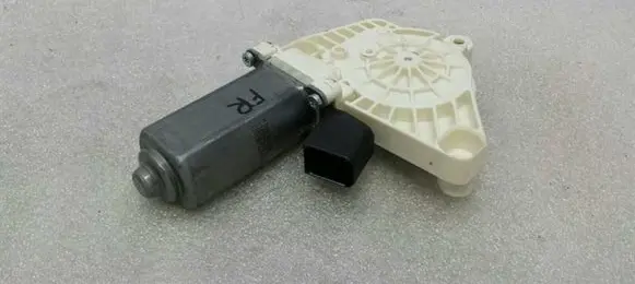 Mercedes-Benz C W205 Front door window regulator motor A0009066206