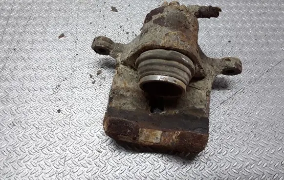 Nissan Patrol Y61 Rear brake caliper