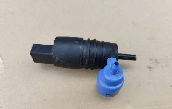 Skoda Fabia Mk1 (6Y) Windscreen/windshield washer pump 107819
