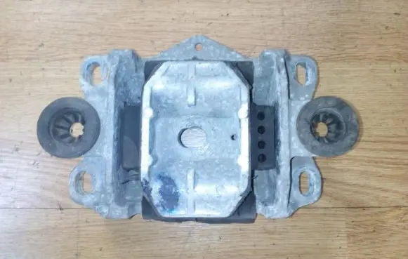 Ford Mondeo Mk III Engine mount bracket 1s717m122
