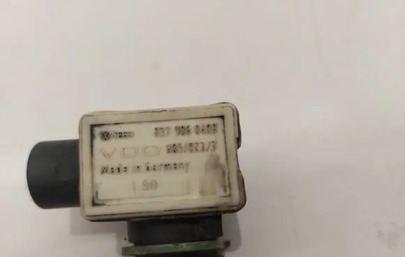Volkswagen PASSAT B3 Air pressure sensor 037906040B