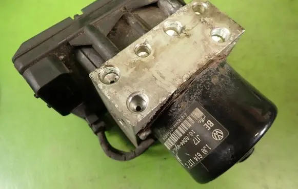 Audi A3 S3 8L ABS Pump 1J0614117C 1K0907379G