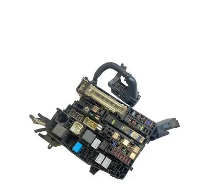 Toyota Avensis T270 Fuse module 8211105L53